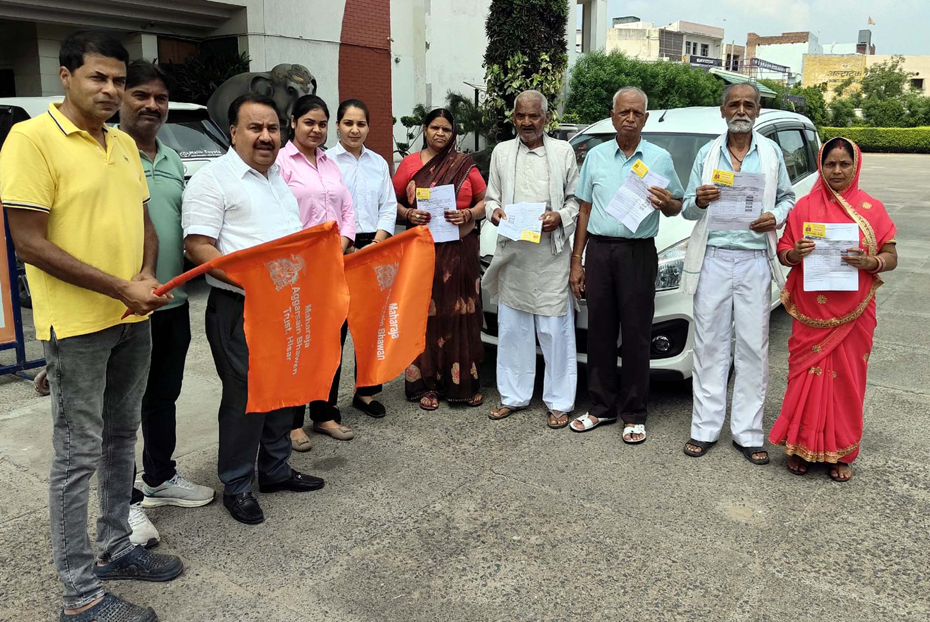 बुजुर्गों को अग्रसेन भवन से रवाना करते ट्रस्ट के प्रधान अंजनी कुमार खारियावाला। बुजुर्गों को अग्रसेन भवन से रवाना करते ट्रस्ट के प्रधान अंजनी कुमार खारियावाला।