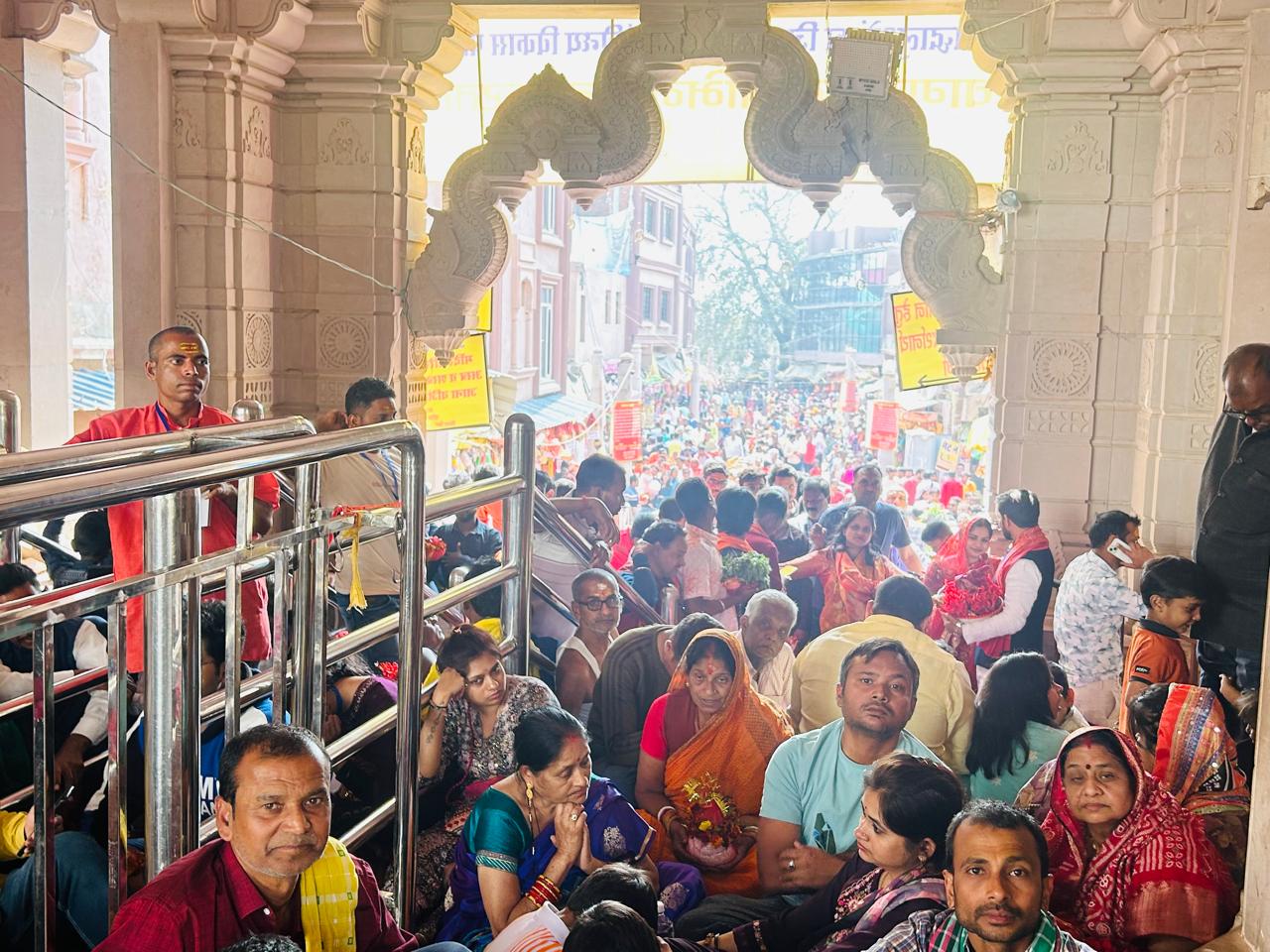 दर्शन-पूजन को जाते दर्शनार्थी। दर्शन-पूजन को जाते दर्शनार्थी।