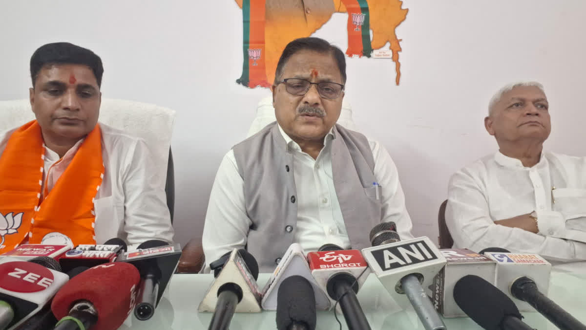 भीलवाड़ा में भाजपा प्रदेश प्रभारी डॉ. राधा मोहन दास अग्रवाल का सियासी हमला “भजनलाल आज भी मुख्यमंत्री हैं, कल भी रहेंगे, हम रोज-रोज मुख्यमंत्री नहीं बदलते” भीलवाड़ा में भाजपा प्रदेश प्रभारी डॉ. राधा मोहन दास अग्रवाल का सियासी हमला “भजनलाल आज भी मुख्यमंत्री हैं, कल भी रहेंगे, हम रोज-रोज मुख्यमंत्री नहीं बदलते”