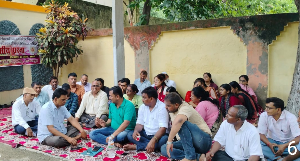 वार्ता करते कुलसचिव वार्ता करते कुलसचिव