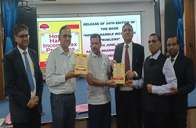 आयकर समाधान पर आधारित पुस्तक का विमोचन आयकर समाधान पर आधारित पुस्तक का विमोचन