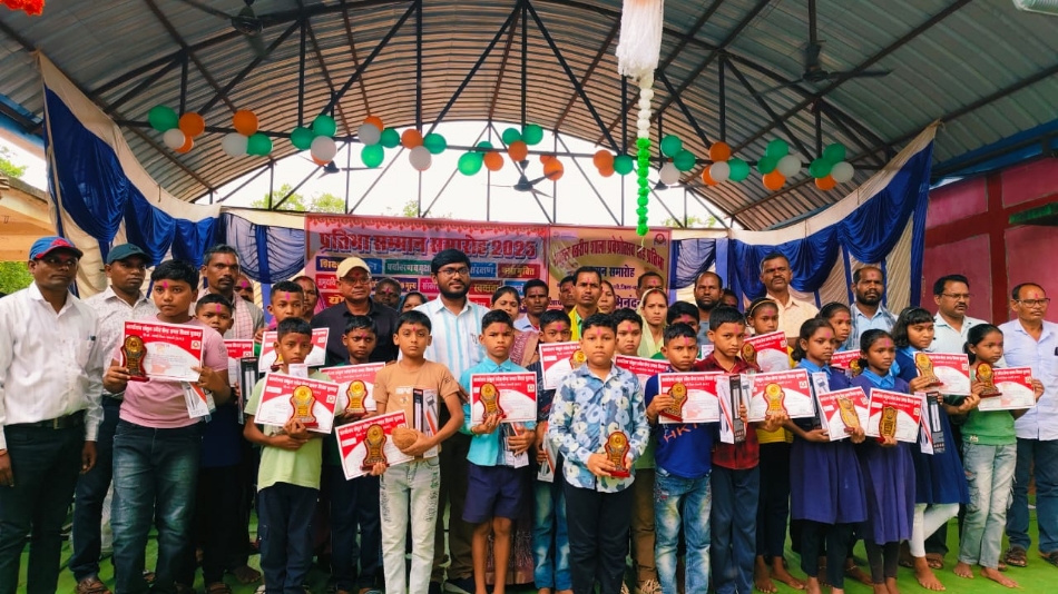 प्रतिभा सम्मान समारोह में स्कूली बच्चों को सम्मानित करते हुए समाजसेवी तुमन चंद साहू और अन्य अतिथि। प्रतिभा सम्मान समारोह में स्कूली बच्चों को सम्मानित करते हुए समाजसेवी तुमन चंद साहू और अन्य अतिथि।