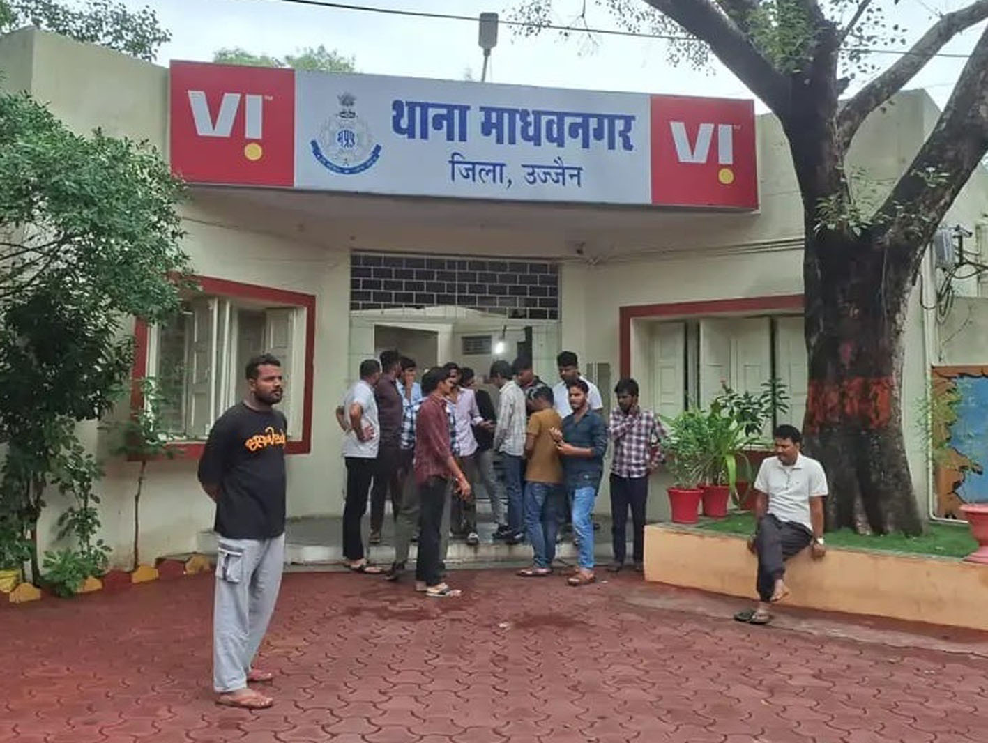 विक्रम विवि छात्रावास कर्मचारी ने छात्र के सिर पर तानी पिस्तोल विक्रम विवि छात्रावास कर्मचारी ने छात्र के सिर पर तानी पिस्तोल