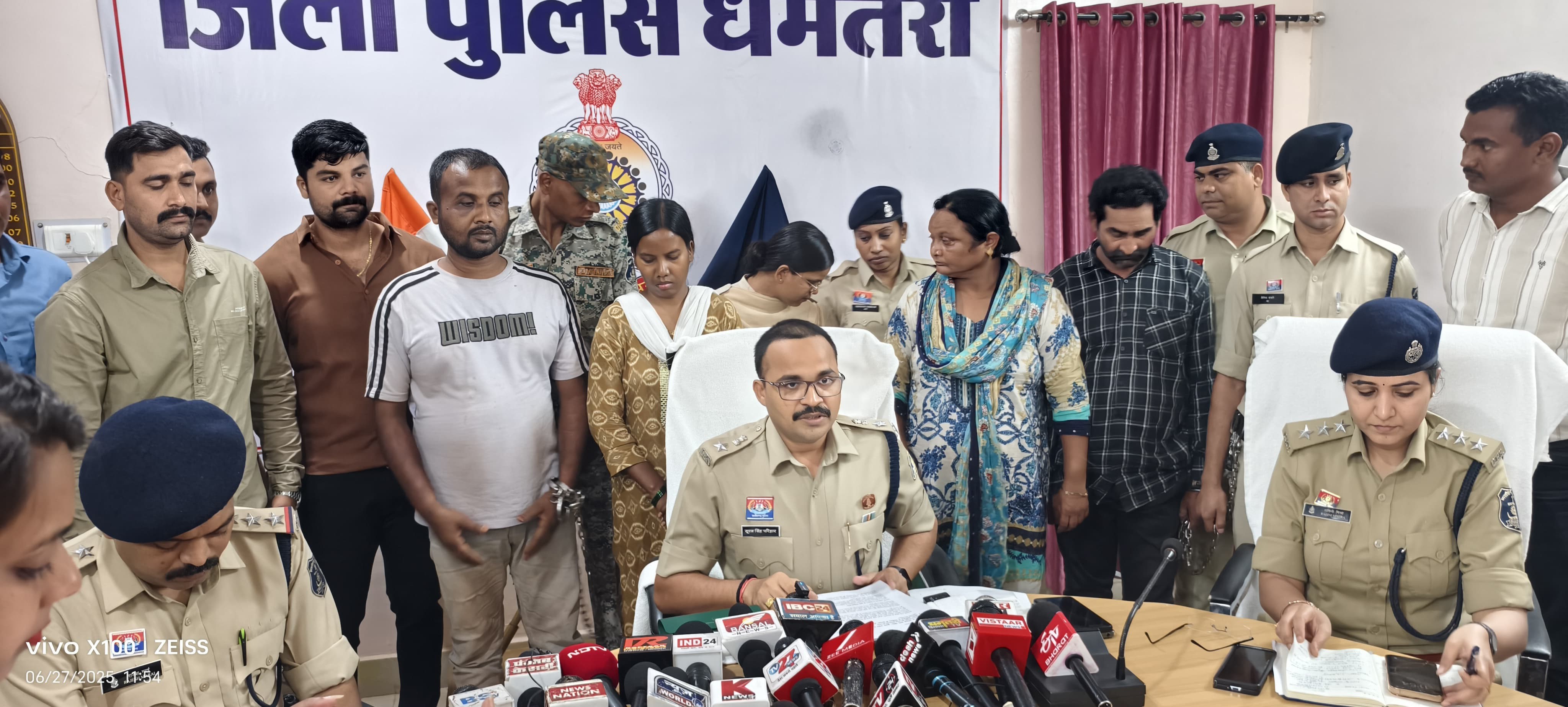 पुलिस के समक्ष सभी चारों गिरफ्तार आरोपित।