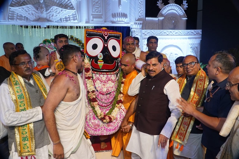 उज्जैनः भगवान जगन्नाथ की रथ यात्रा में शामिल हुए मुख्यमंत्री उज्जैनः भगवान जगन्नाथ की रथ यात्रा में शामिल हुए मुख्यमंत्री