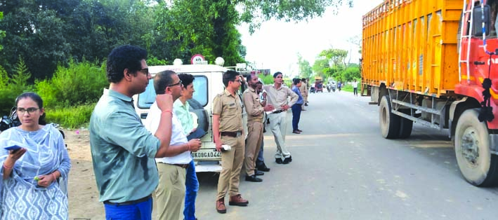 वाहन चैकिंग के दौरान वाहन चैकिंग के दौरान