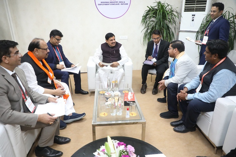 एमपी राइज 2025 कॉन्क्लेव: मुख्यमंत्री डॉ. यादव ने 15 प्रमुख उद्योगपतियों से की वन-टू-वन चर्चा एमपी राइज 2025 कॉन्क्लेव: मुख्यमंत्री डॉ. यादव ने 15 प्रमुख उद्योगपतियों से की वन-टू-वन चर्चा