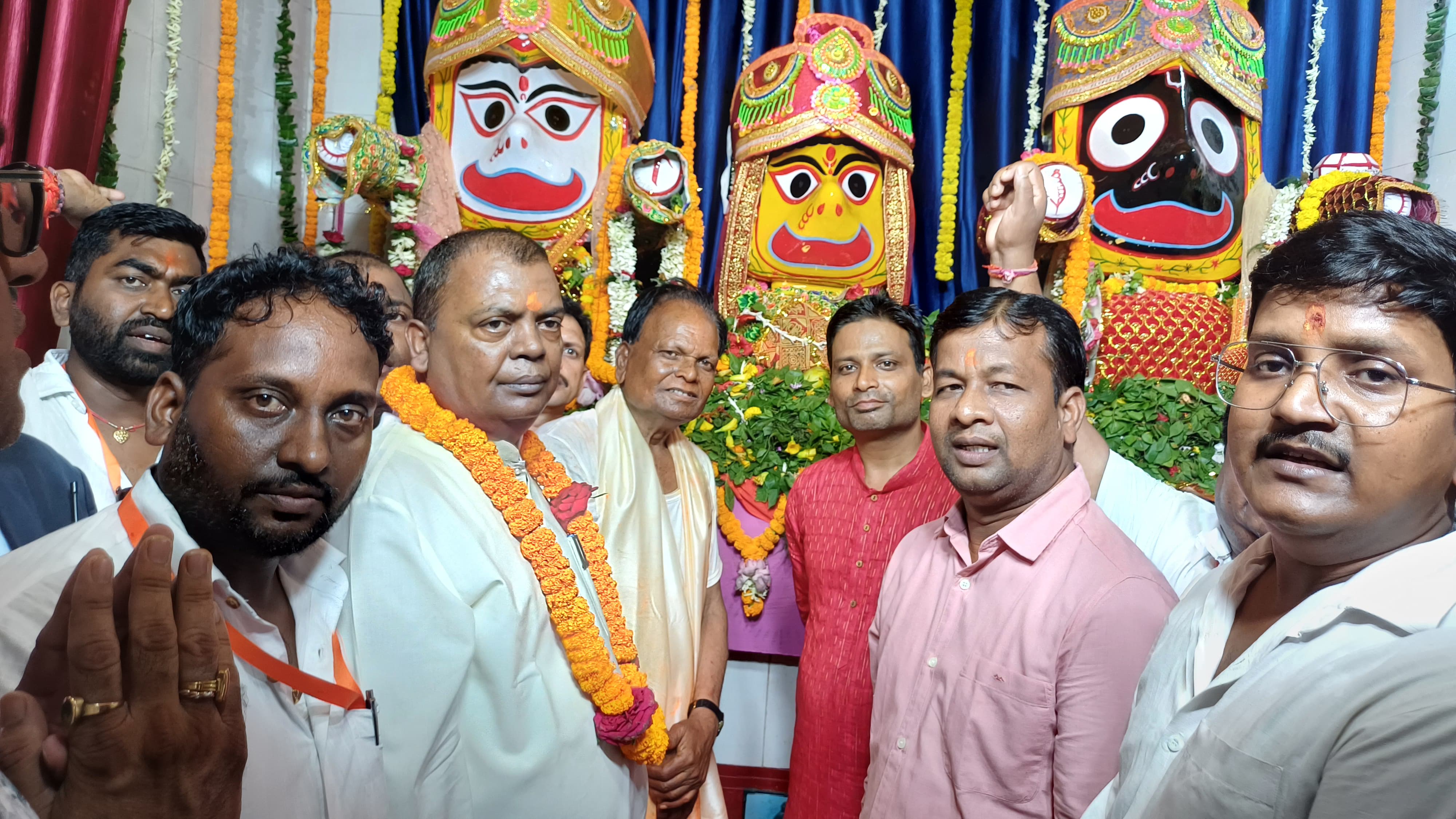 पूजा करते सांसद चंद्र प्रकाश चौधरी
