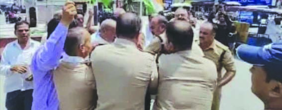 पुतले को लेकर ख्ंिचतान करते कांग्रेसी नेता व पुलिस पुतले को लेकर ख्ंिचतान करते कांग्रेसी नेता व पुलिस