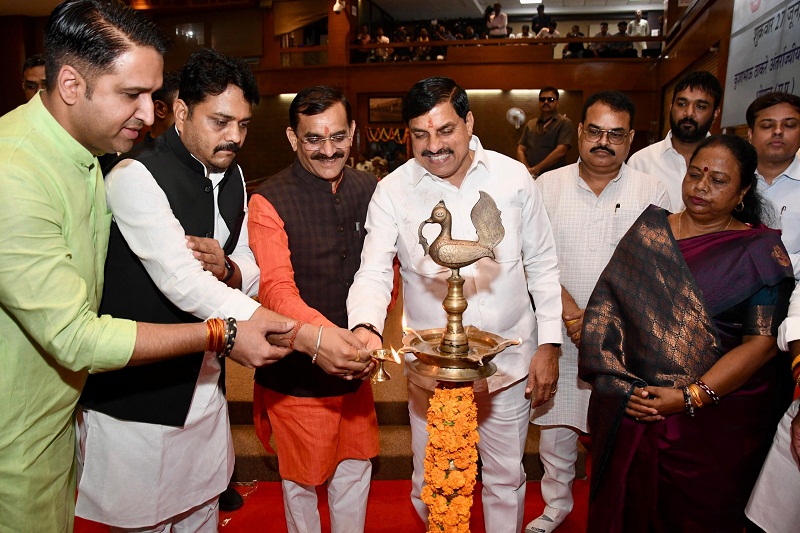 युवा संसद का शुभारंभ करते हुए मुख्यमंत्री