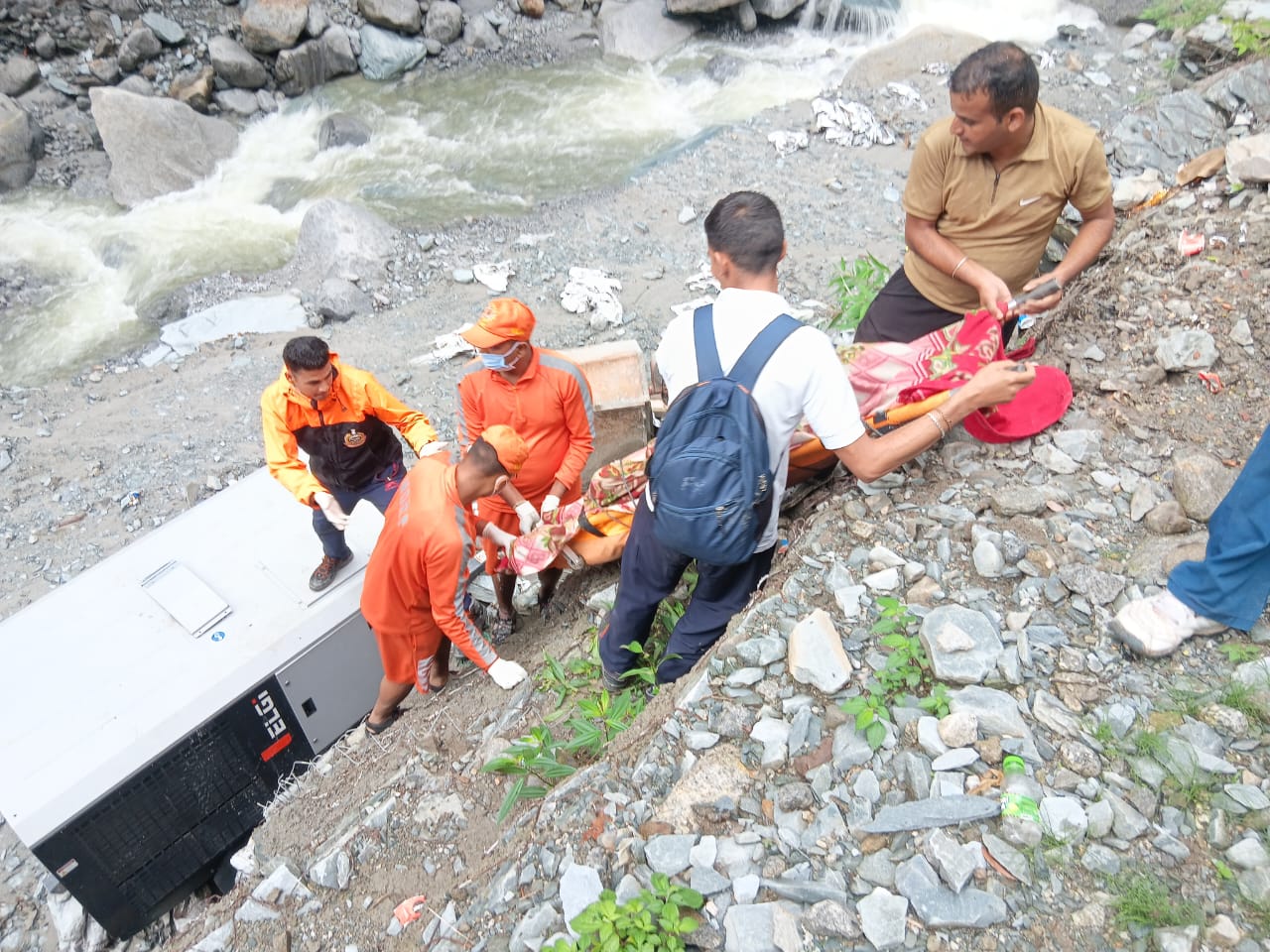 राहत एवं बचाव कर्मी खड्ड में राहत कार्य में जुटे हुए। राहत एवं बचाव कर्मी खड्ड में राहत कार्य में जुटे हुए।