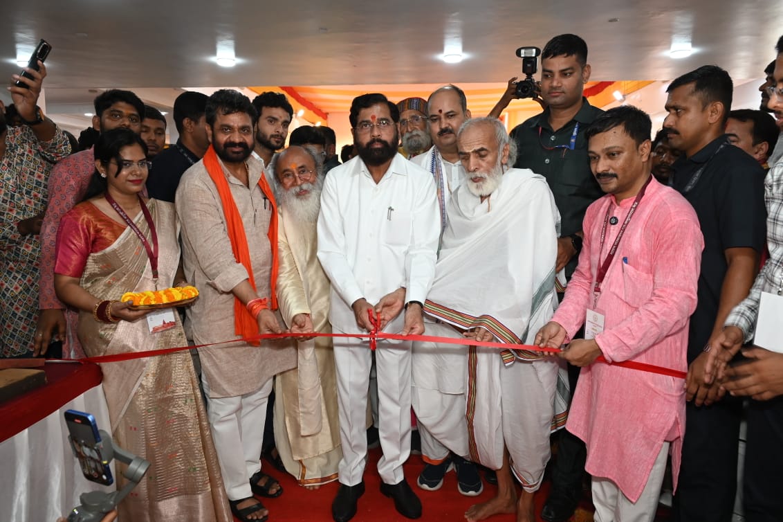 शास्त्र संग्रहालय एवं अनुसंधान केंद्र के शुभारंभ अवसर पर महाराष्ट्र के उपमुख्यमंत्री एकनाथ शिंदे व अन्य शास्त्र संग्रहालय एवं अनुसंधान केंद्र के शुभारंभ अवसर पर महाराष्ट्र के उपमुख्यमंत्री एकनाथ शिंदे व अन्य