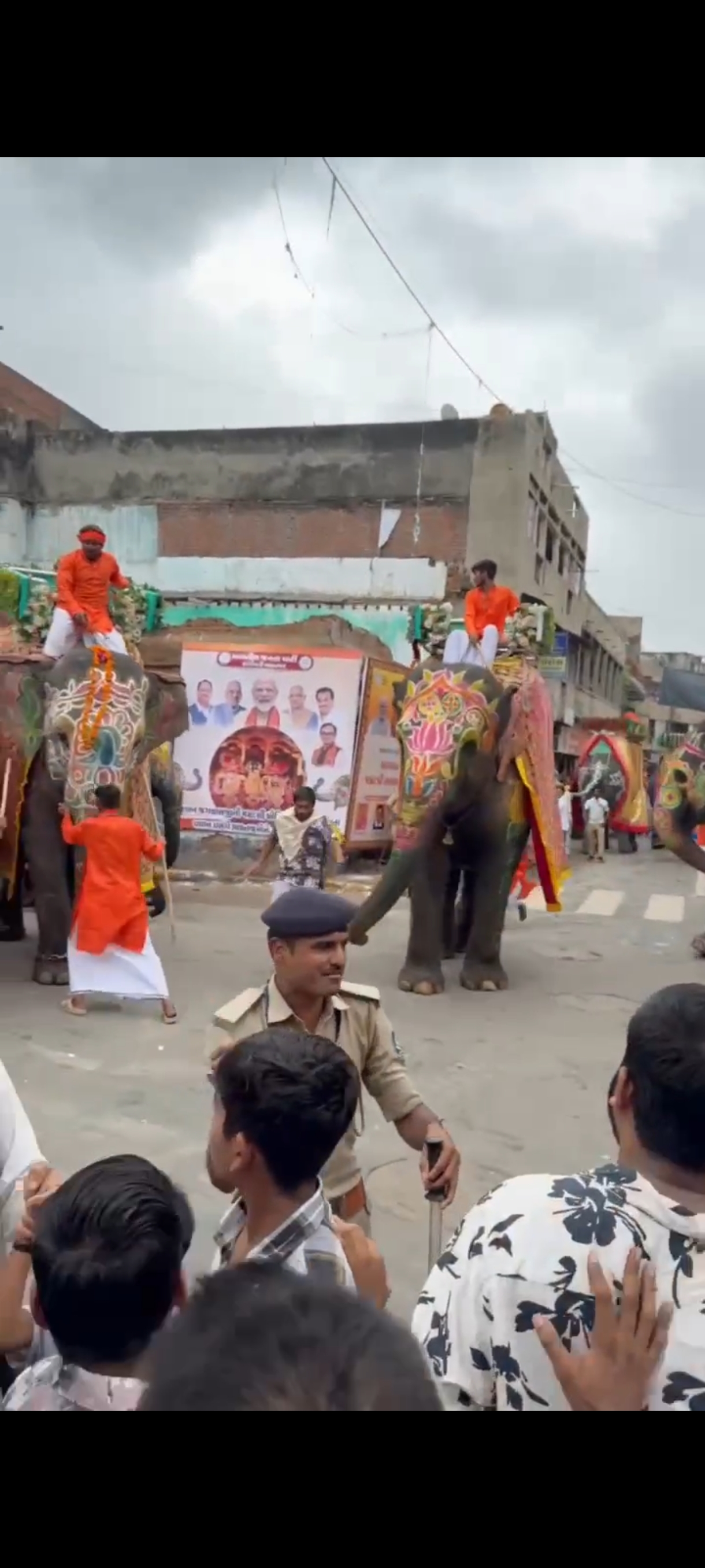 अहमदाबाद में रथयात्रा के दौरान हाथी बेकाबू अहमदाबाद में रथयात्रा के दौरान हाथी बेकाबू