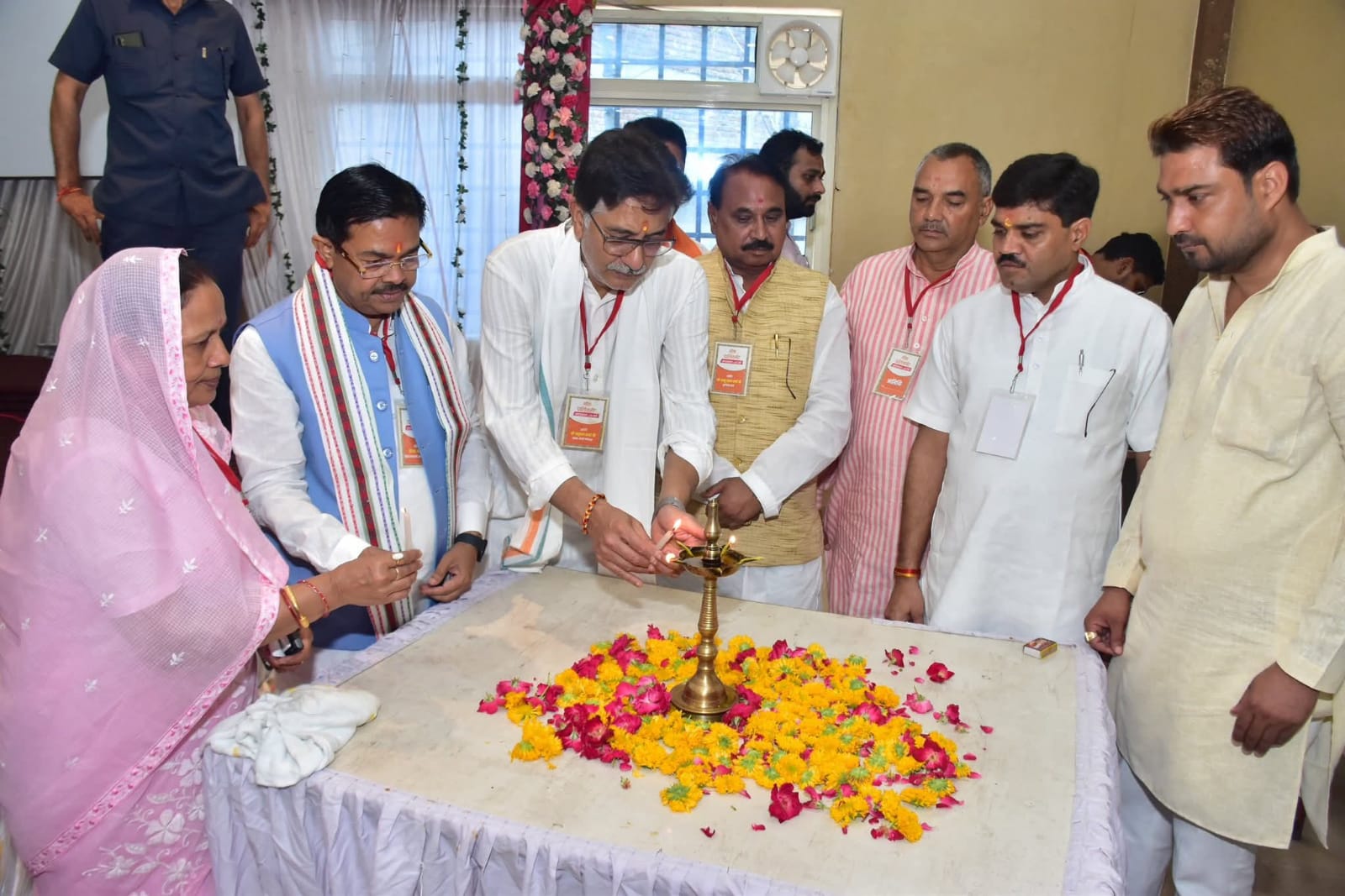 मॉक पार्लियामेंट का शुभारंभ करते अतिथि मॉक पार्लियामेंट का शुभारंभ करते अतिथि