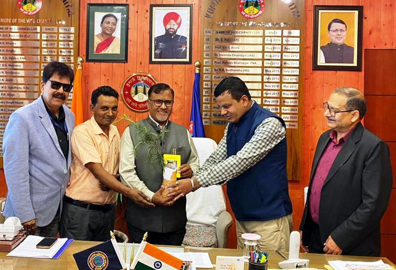 कुलपति का अभिनंदन करते कूटा के पदाधिकारी। कुलपति का अभिनंदन करते कूटा के पदाधिकारी।