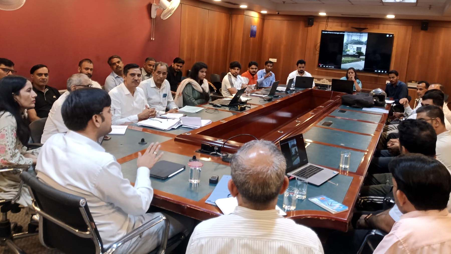 गुरुग्राम में बल्क वेस्ट जनरेटर्स के साथ बैठ करते अतिरिक्त निगमायुक्त यश जालूका। गुरुग्राम में बल्क वेस्ट जनरेटर्स के साथ बैठ करते अतिरिक्त निगमायुक्त यश जालूका।
