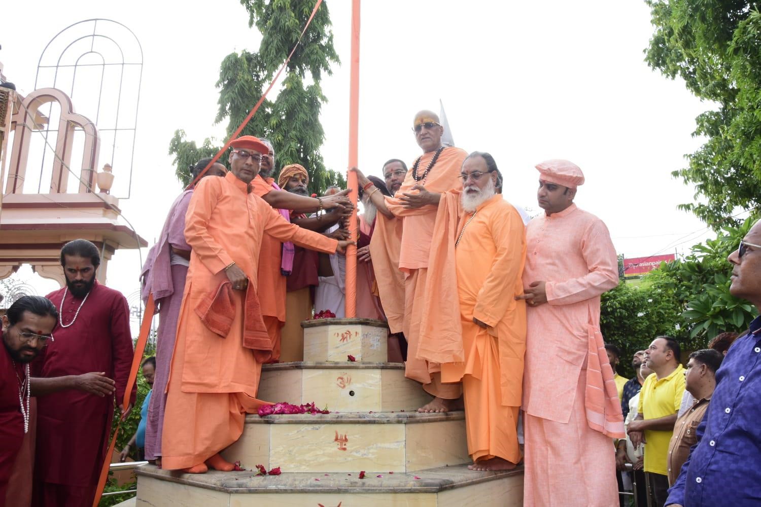 धर्मध्वजा स्थापना के साथ हरि शेवा उदासीन आश्रम में वर्सी उत्सव का उल्लासपूर्ण आयोजन धर्मध्वजा स्थापना के साथ हरि शेवा उदासीन आश्रम में वर्सी उत्सव का उल्लासपूर्ण आयोजन
