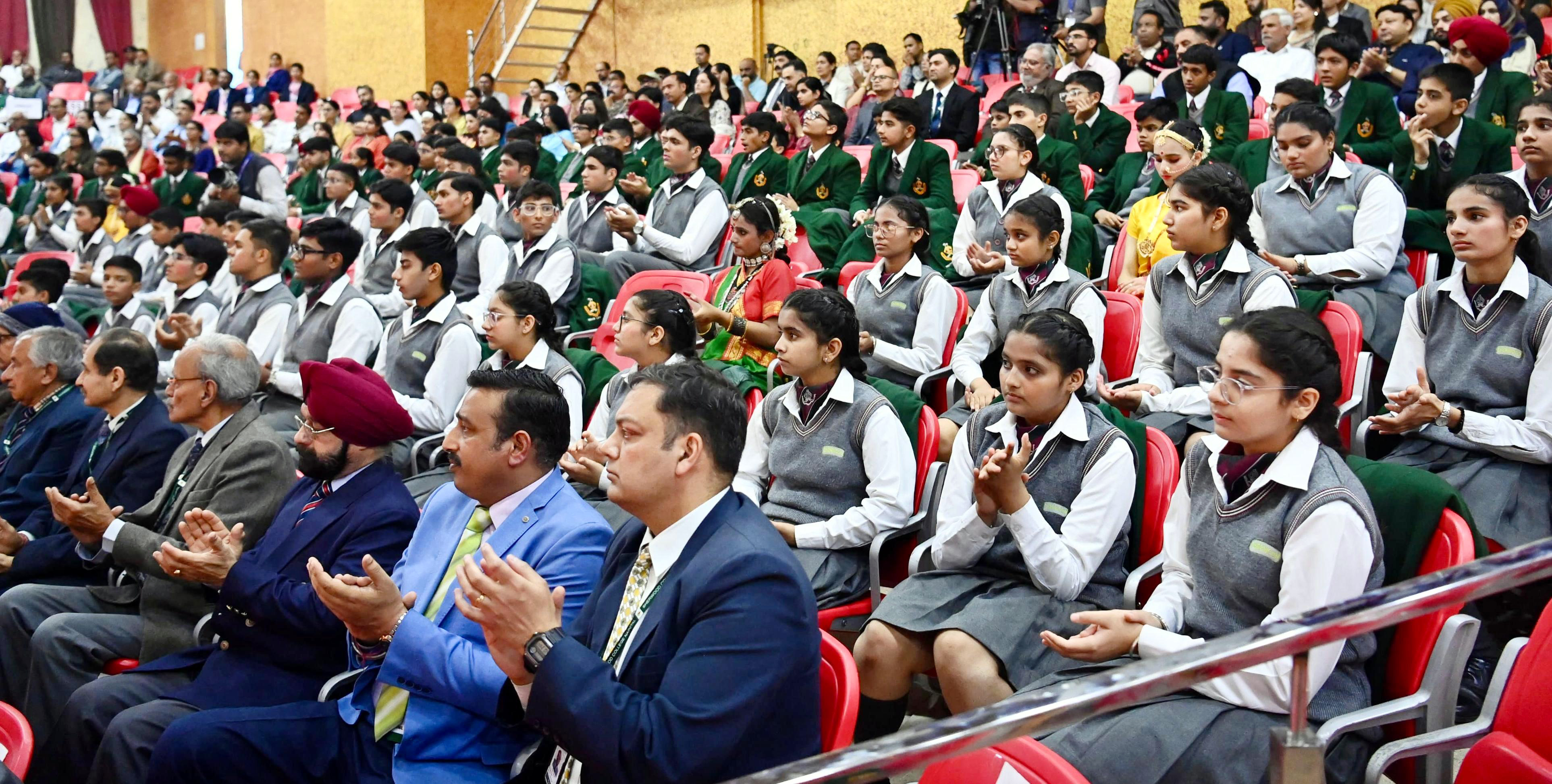 शेरवुड कॉलेज नैनीताल में उपराष्ट्रपति जगदीप धनखड़ के संबोधन पर तालियां बजाते शिक्षक, विद्यार्थी एवं अन्य। शेरवुड कॉलेज नैनीताल में उपराष्ट्रपति जगदीप धनखड़ के संबोधन पर तालियां बजाते शिक्षक, विद्यार्थी एवं अन्य।