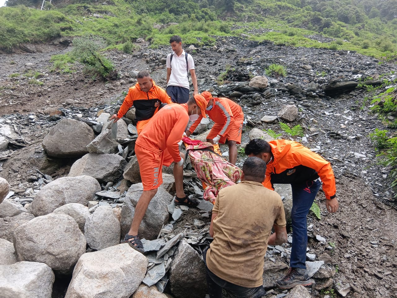 मनूनी खड्ड से शव निकालते हुए राहत एवं बचाव दल के सदस्य। मनूनी खड्ड से शव निकालते हुए राहत एवं बचाव दल के सदस्य।