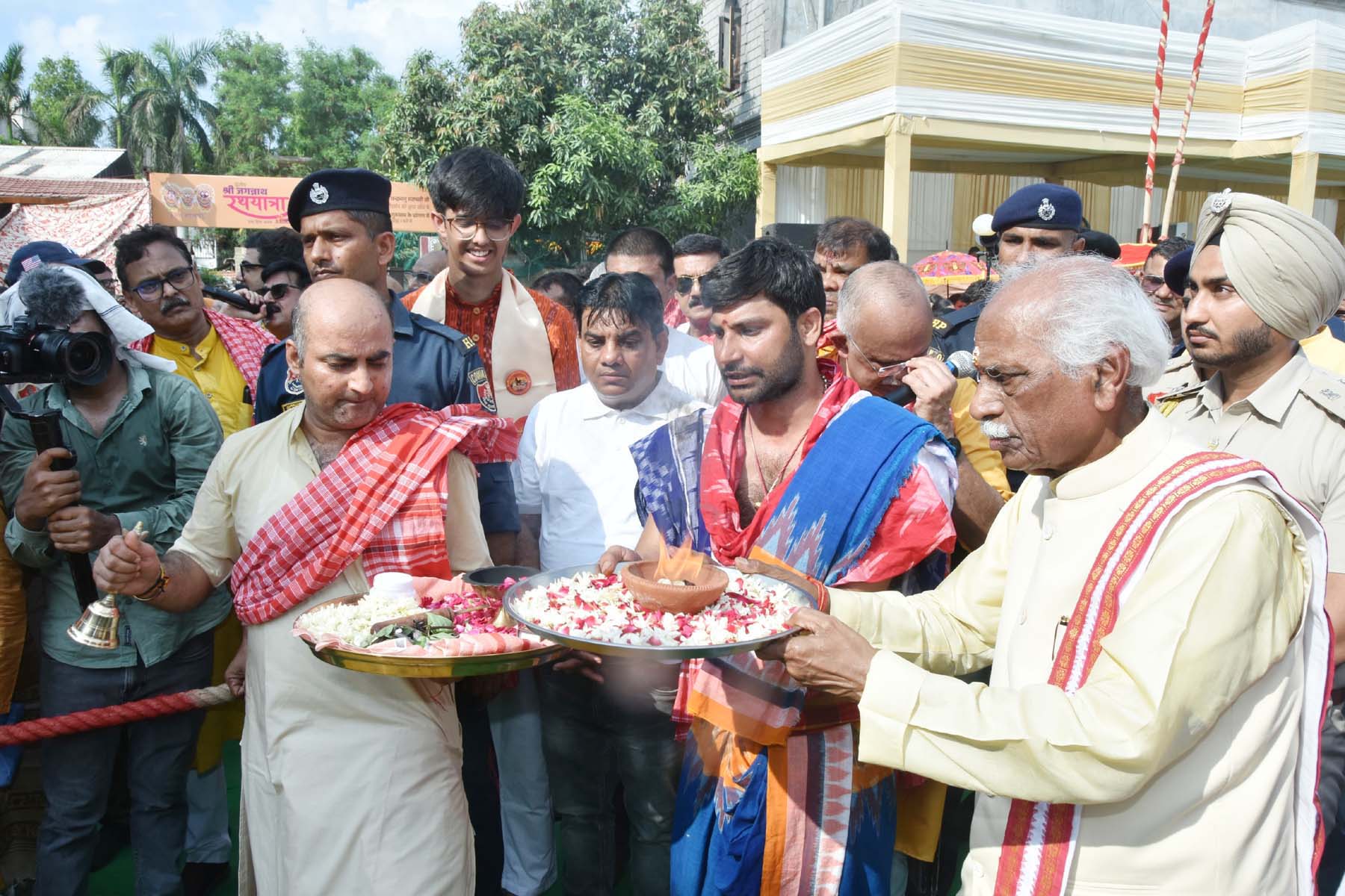 गुरुग्राम में भगवान जगन्नाथ रथ यात्रा में पूजन करते राज्यपाल बंडारू दत्तात्रेय। गुरुग्राम में भगवान जगन्नाथ रथ यात्रा में पूजन करते राज्यपाल बंडारू दत्तात्रेय।