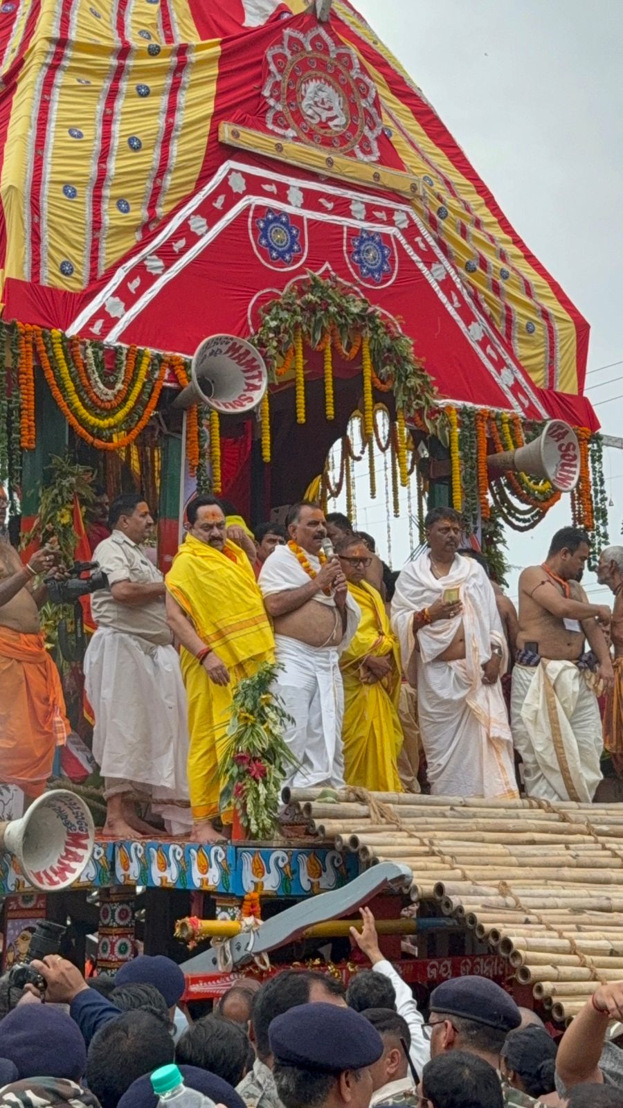 जगन्नाथपुर मेले में मौजूद आलाेक दुबे सहित अन्य जगन्नाथपुर मेले में मौजूद आलाेक दुबे सहित अन्य