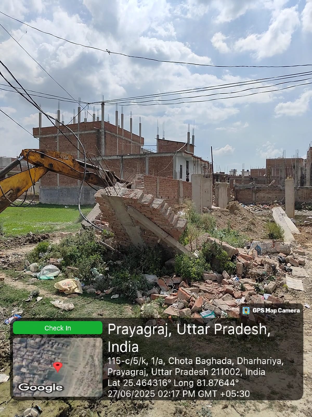 अवैध प्लाटिंग को धस्त करते हुए पीडीए के बुल्डोजर का छाया चित्र अवैध प्लाटिंग को धस्त करते हुए पीडीए के बुल्डोजर का छाया चित्र