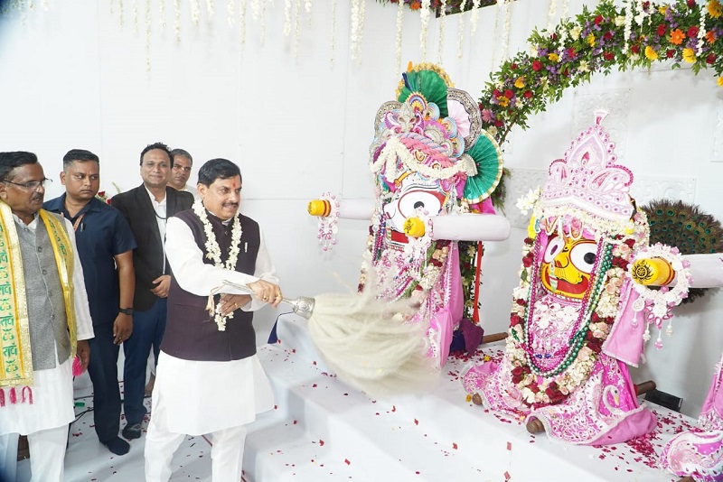 उज्जैनः भगवान जगन्नाथ की रथ यात्रा में शामिल हुए मुख्यमंत्री उज्जैनः भगवान जगन्नाथ की रथ यात्रा में शामिल हुए मुख्यमंत्री