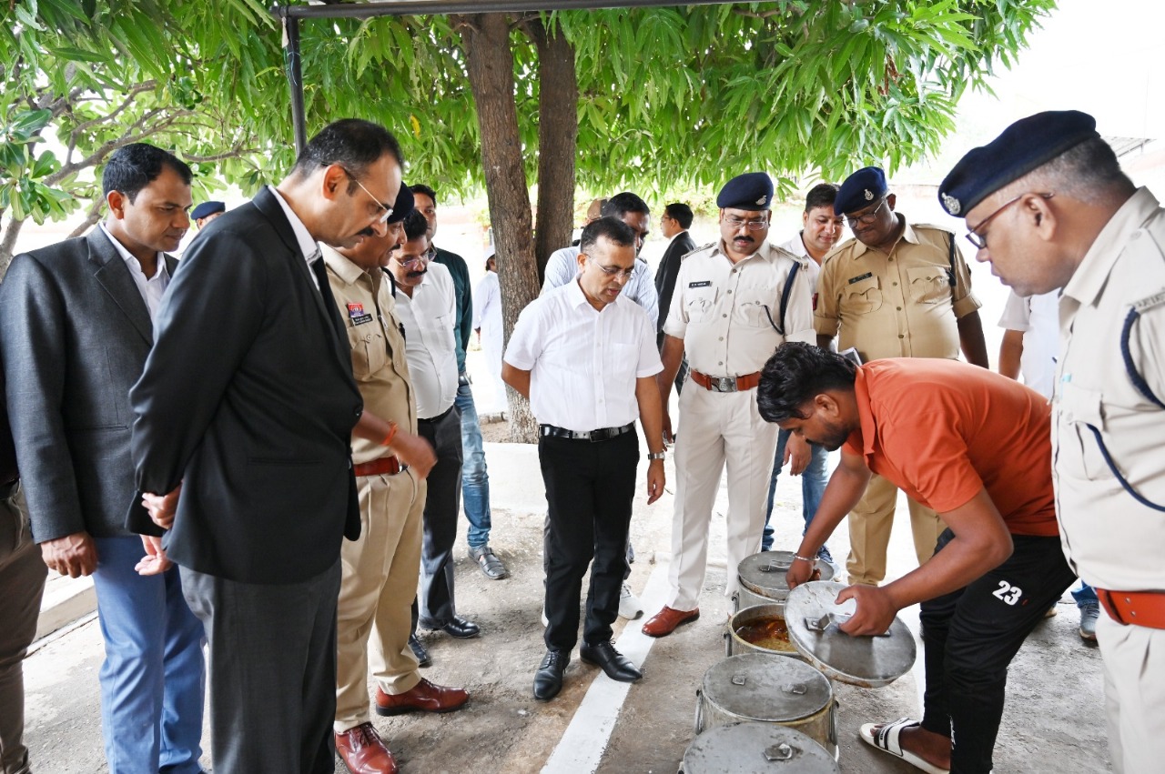 जांजगीर-चांपा : प्रधान जिला न्यायाधीश, कलेक्टर व पुलिस अधीक्षक ने किया जिला जेल का औचक निरीक्षण जांजगीर-चांपा : प्रधान जिला न्यायाधीश, कलेक्टर व पुलिस अधीक्षक ने किया जिला जेल का औचक निरीक्षण