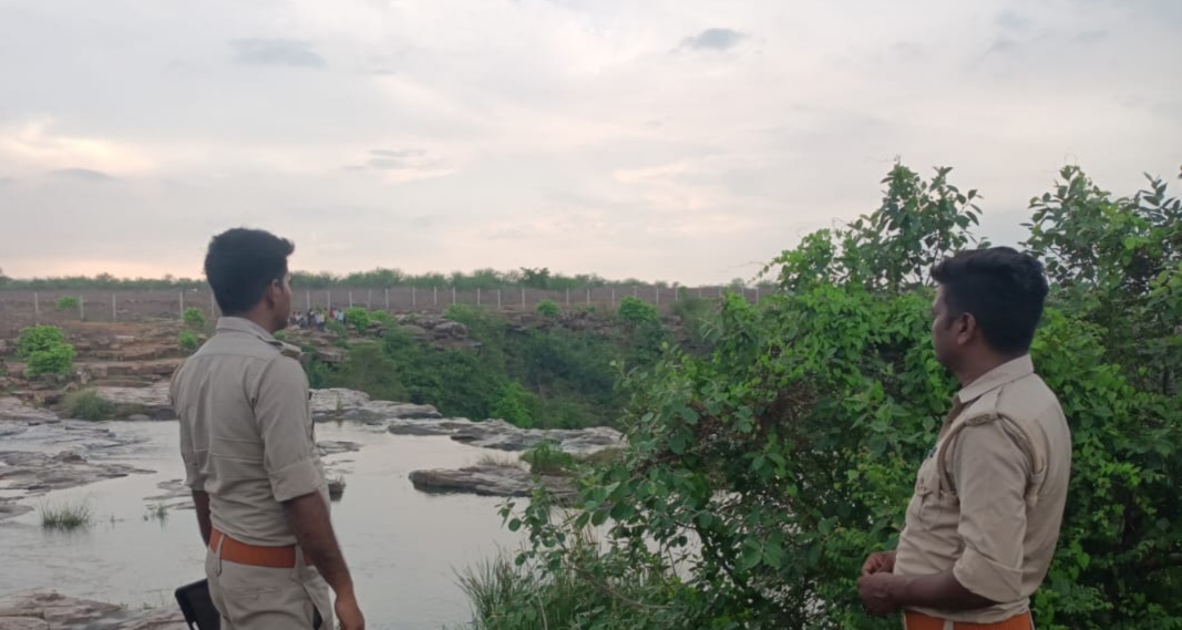टांडा फाल पर मौजूद पुलिस। टांडा फाल पर मौजूद पुलिस।