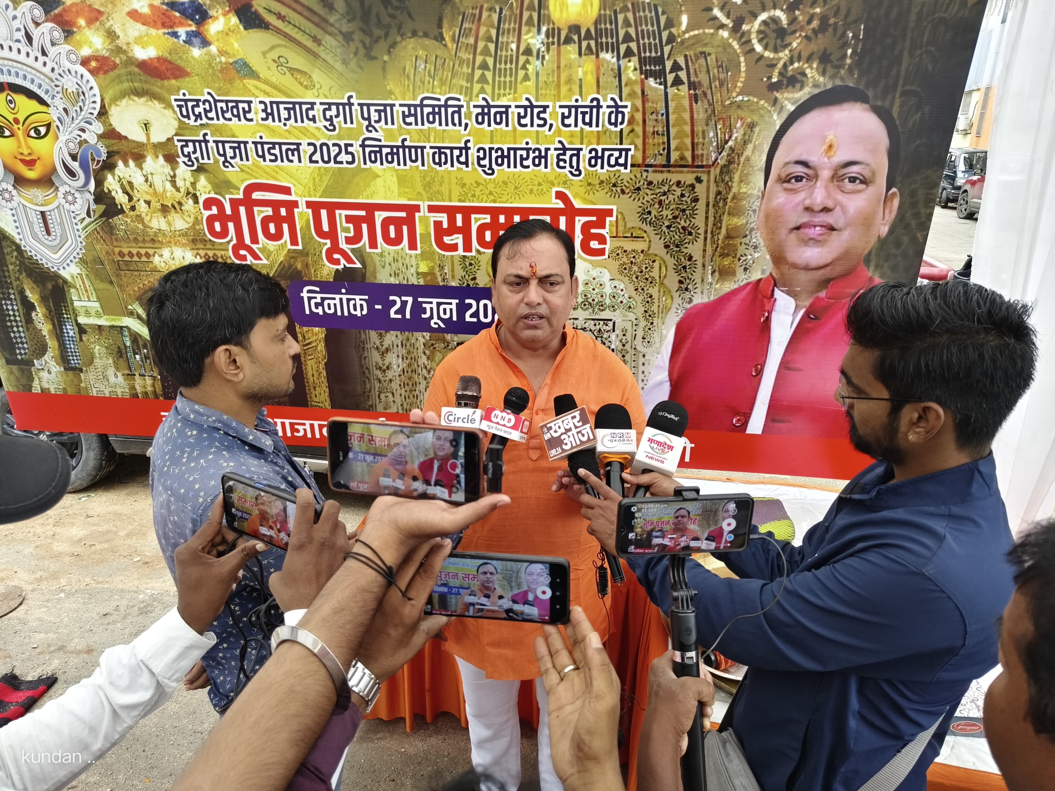 समिति के अध्यक्ष जानकारी देते हुए समिति के अध्यक्ष जानकारी देते हुए