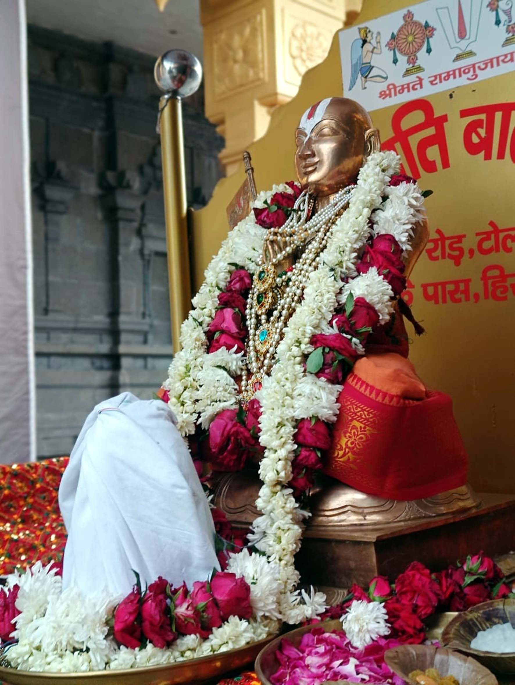तिरुपति धाम में रामानुज स्वामी की सवारी शोभा यात्रा का दृश्य।
