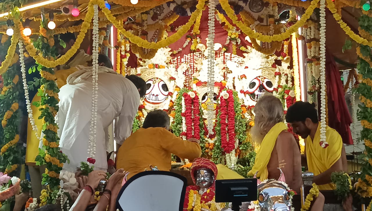 रथयात्रा मेले में श्रद्धालु रथयात्रा मेले में श्रद्धालु