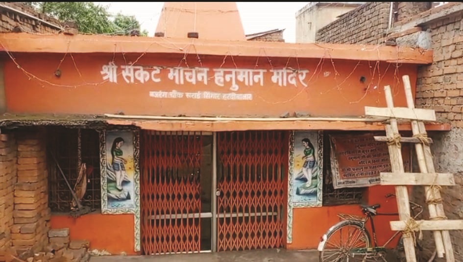 मंदिर के गेट का ताला तोड़ दानपेटी से राशि कर दी पार मंदिर के गेट का ताला तोड़ दानपेटी से राशि कर दी पार