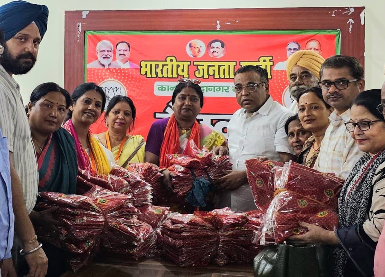 दक्षिण कार्यालय में साड़ी वितरित करते सांसद दक्षिण कार्यालय में साड़ी वितरित करते सांसद