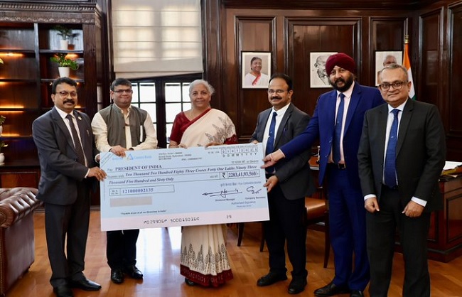 वित्त मंत्री को लाभांश का चेक सौंपते केनरा बैंक के सीईओ के. सत्यनारायण राजू वित्त मंत्री को लाभांश का चेक सौंपते केनरा बैंक के सीईओ के. सत्यनारायण राजू
