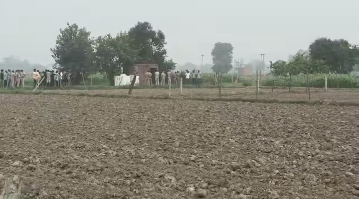 जांच करते हुए पुलिसकर्मी। जांच करते हुए पुलिसकर्मी।
