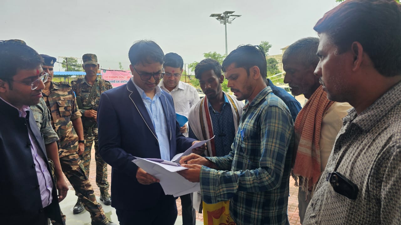 निरीक्षण करते अधिकारी निरीक्षण करते अधिकारी
