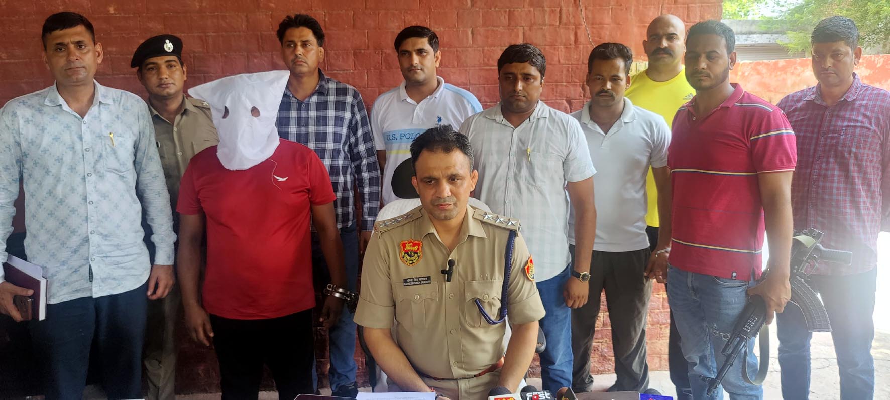 कापड़ो निवासी प्रवीण का हत्यारोपी सुमित स्पेशल स्टाफ पुलिस की गिरफ्त में, जानकारी देते डीएसपी रविन्द्र सांगवान। कापड़ो निवासी प्रवीण का हत्यारोपी सुमित स्पेशल स्टाफ पुलिस की गिरफ्त में, जानकारी देते डीएसपी रविन्द्र सांगवान।