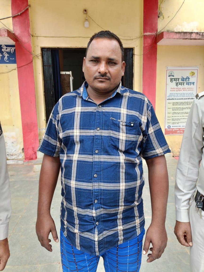जांजगीर-चाम्पा : हत्या करने कि नियत से प्राण घातक हमला करने वाले फरार आरोपी गिरफ्तार जांजगीर-चाम्पा : हत्या करने कि नियत से प्राण घातक हमला करने वाले फरार आरोपी गिरफ्तार