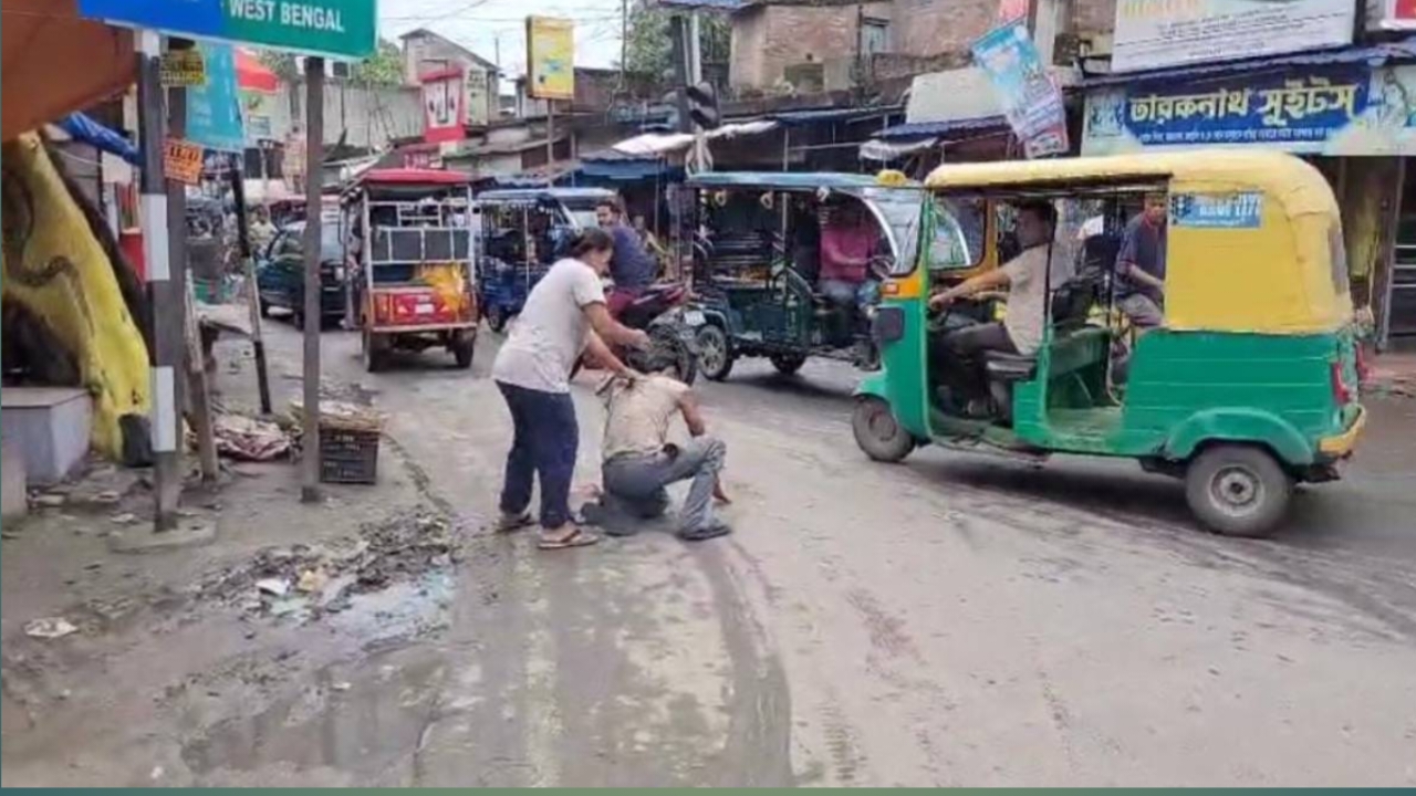 हुगली: छेड़छाड़ के आरोप में युवती ने व्यक्ति को सार्वजनिक रूप से पीटा, वीडियो वायरल हुगली: छेड़छाड़ के आरोप में युवती ने व्यक्ति को सार्वजनिक रूप से पीटा, वीडियो वायरल