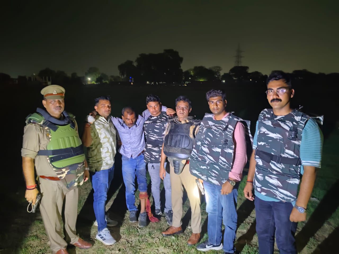 मुठभेड़ में पकड़े गए घायल बदमाश के साथ पुलिस टीम मुठभेड़ में पकड़े गए घायल बदमाश के साथ पुलिस टीम