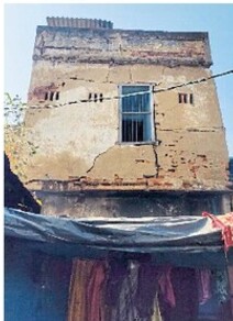 जर्जर निजी भवन जर्जर निजी भवन
