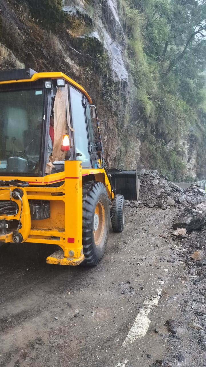 केदारनाथ मार्ग पर सड़क पर