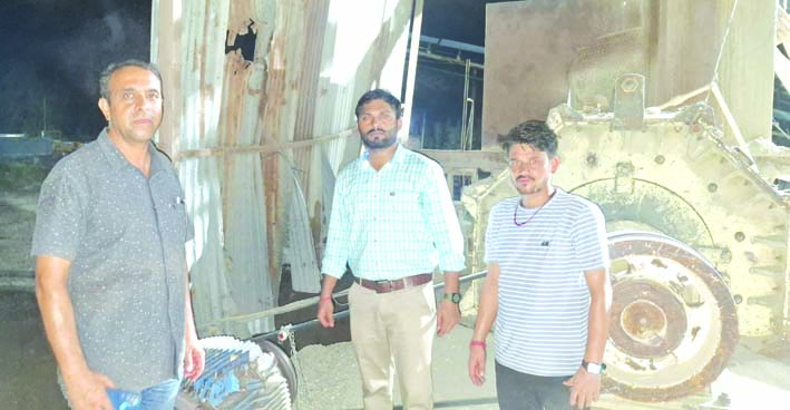 सीज की कार्यवाही करते हुए सीज की कार्यवाही करते हुए