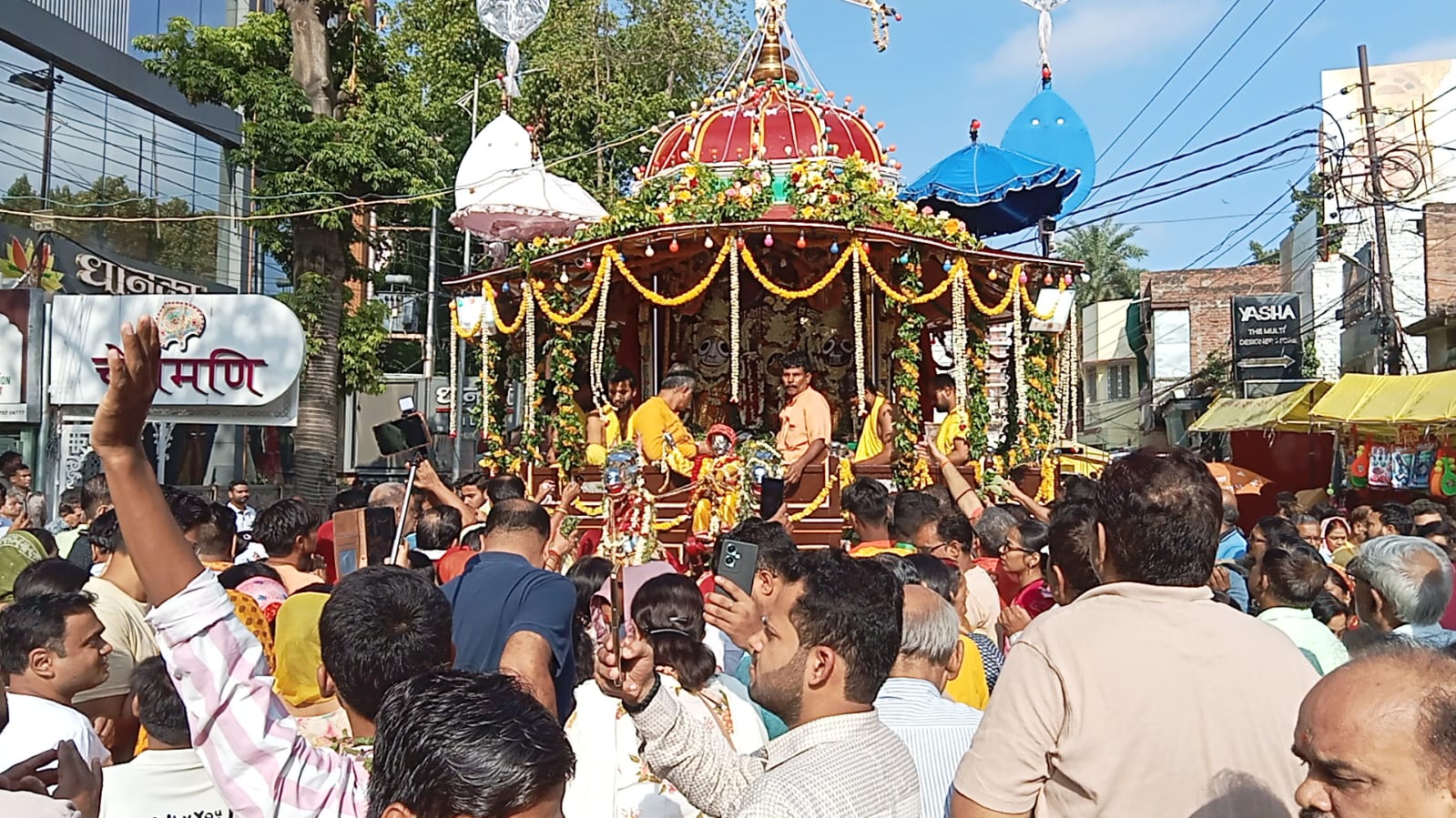 रथयात्रा मेले में भगवान जगन्नाथ का दर्शन करते श्रद्धालु रथयात्रा मेले में भगवान जगन्नाथ का दर्शन करते श्रद्धालु