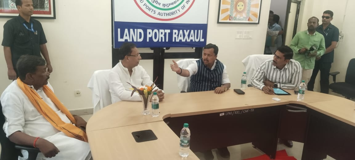 बैठक करते पथ निर्माण मंत्री व अधिकारीगण बैठक करते पथ निर्माण मंत्री व अधिकारीगण