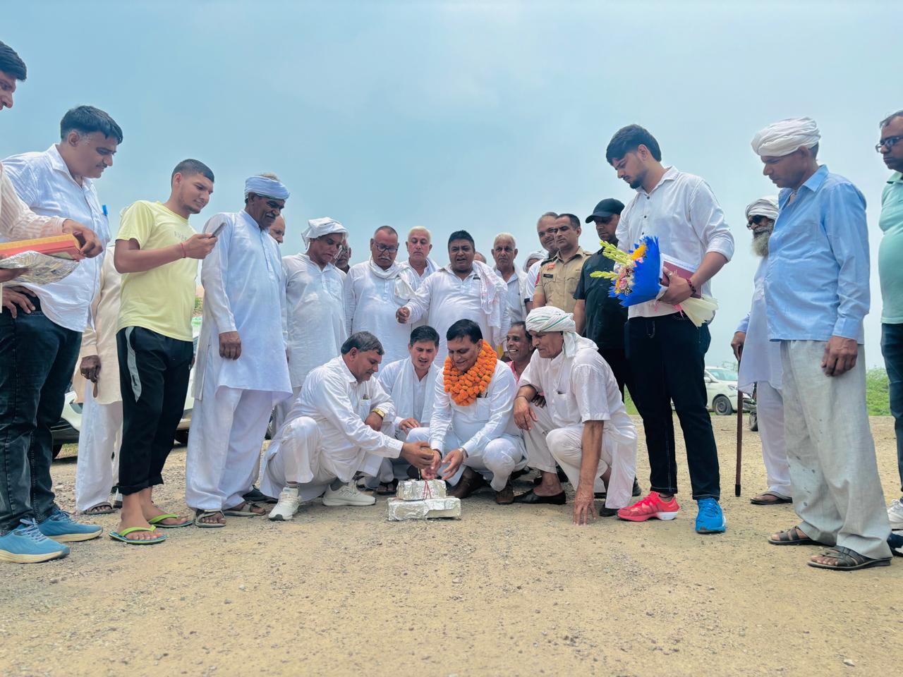 कुलासी गांव में सड़क निर्माण कार्य का विधिवत शुरू करवाते विधायक राजेश जून। कुलासी गांव में सड़क निर्माण कार्य का विधिवत शुरू करवाते विधायक राजेश जून।