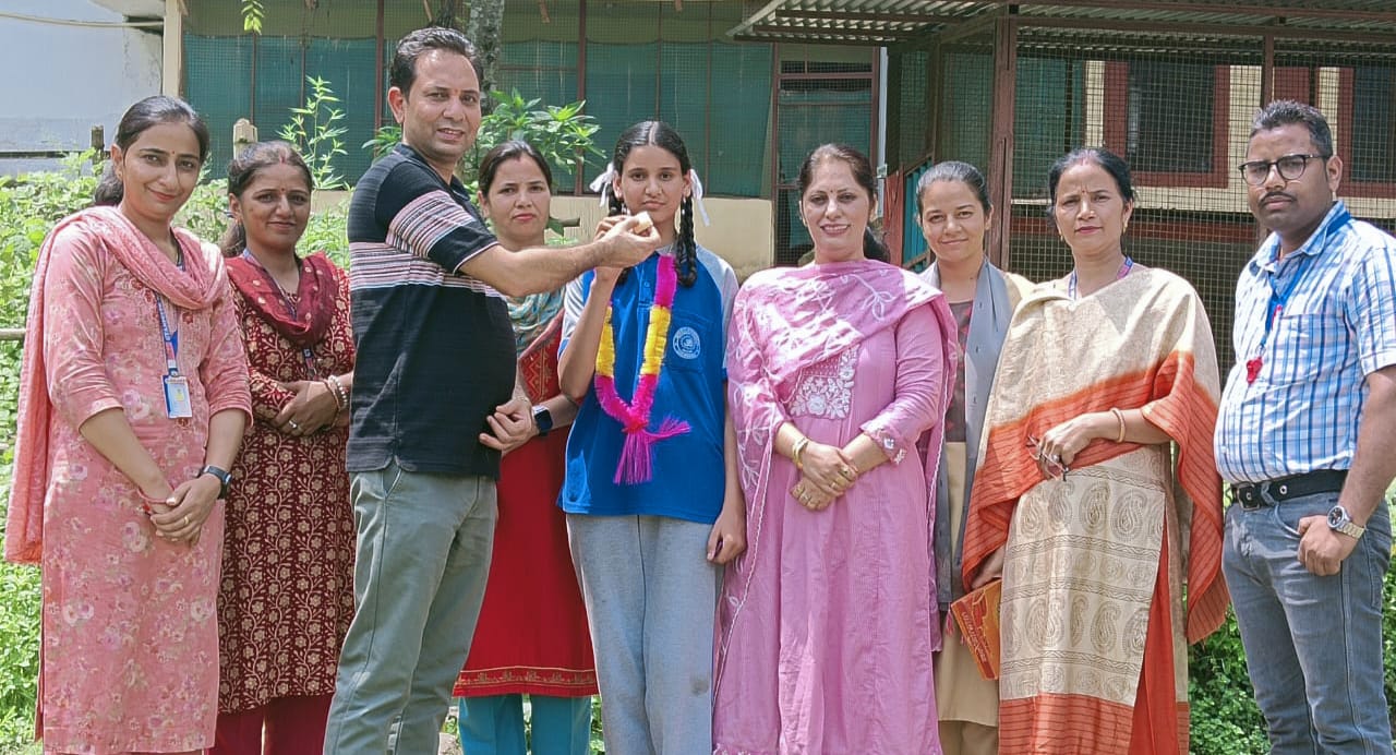 सुरभि को मिठाई बधाई खिलाकर बणाई देते हुए शिक्षक। सुरभि को मिठाई बधाई खिलाकर बणाई देते हुए शिक्षक।