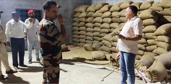 आधी रात मिलों पर मारा छापा, पीडीएस का चावल और गेहूं गुजरात भेजा जा रहा था आधी रात मिलों पर मारा छापा, पीडीएस का चावल और गेहूं गुजरात भेजा जा रहा था