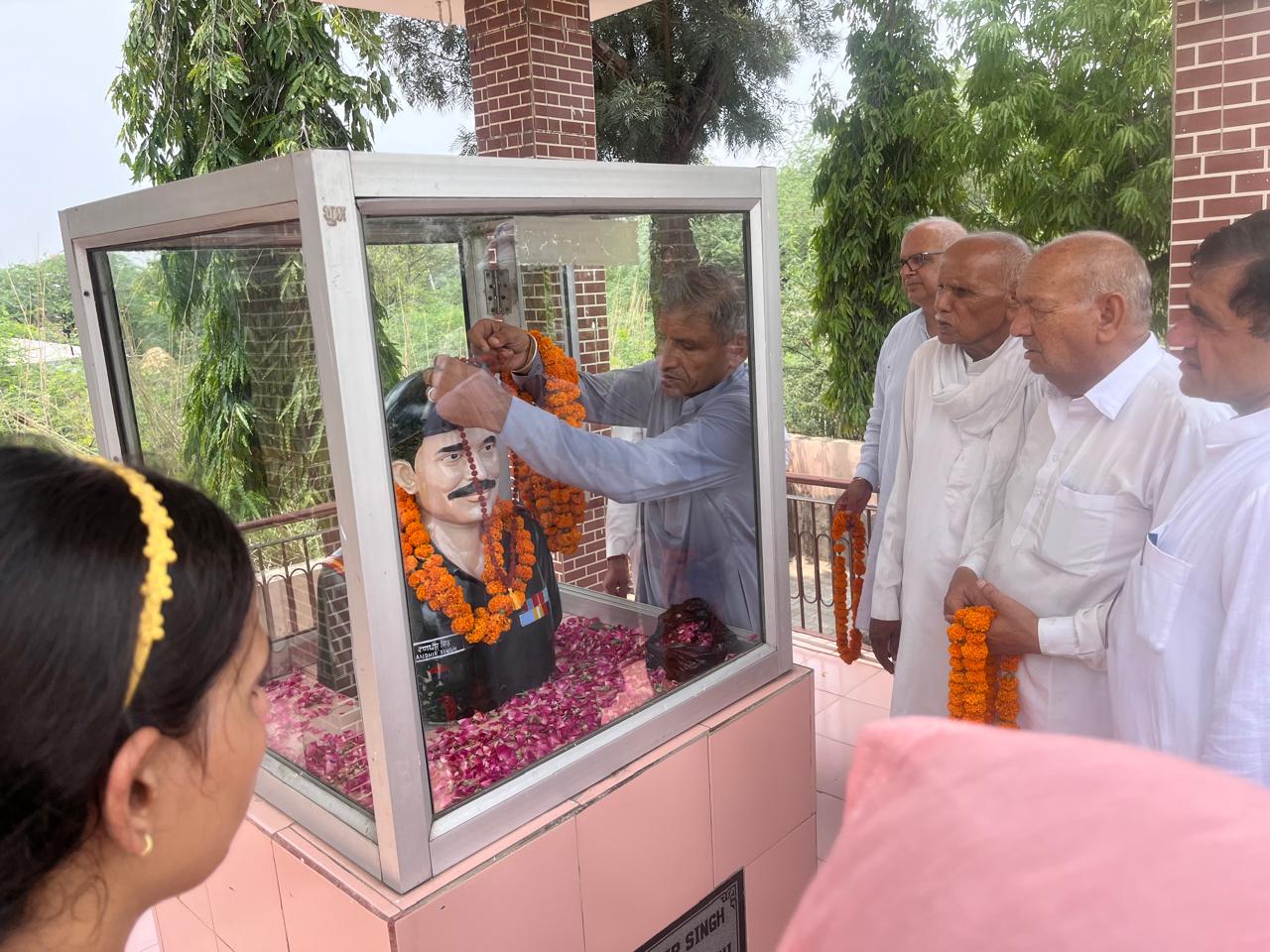 शहीद को नमन करते हुए संस्था सदस्य। शहीद को नमन करते हुए संस्था सदस्य।